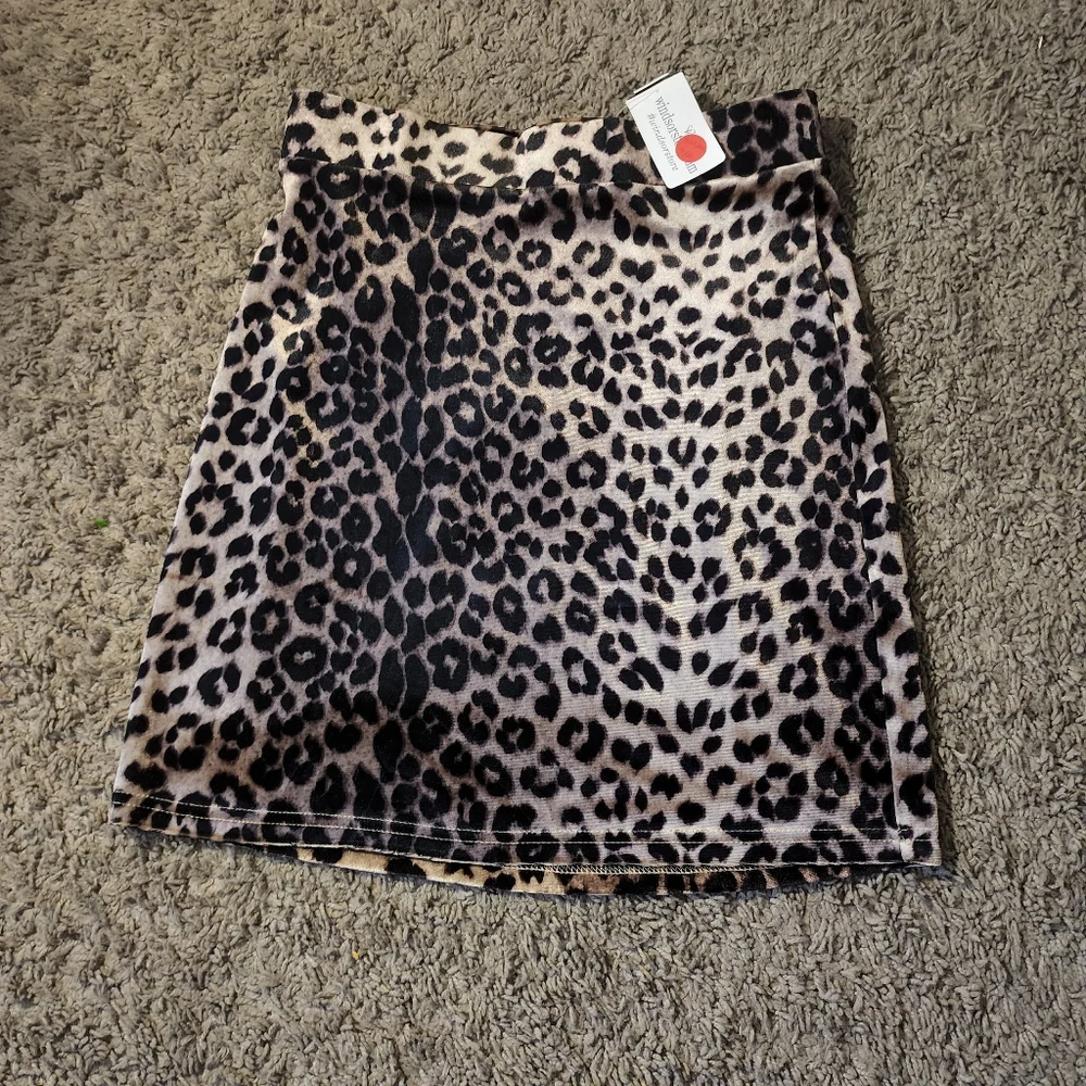 New with Tags Leopard Print Velvet Skirt Size Small - Picture 7 of 7